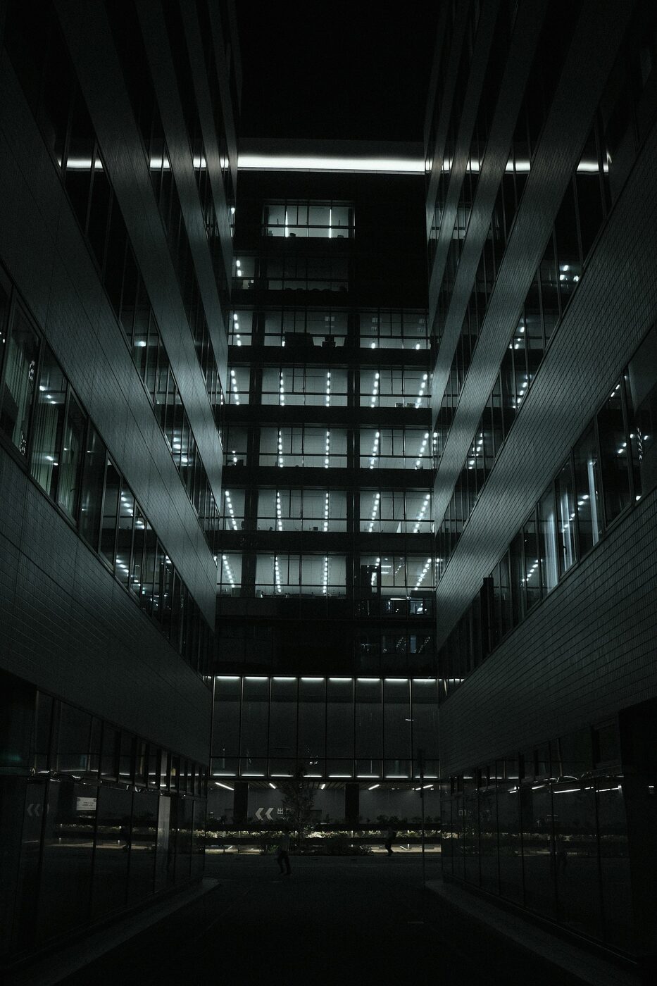 Modernes Bürogebäude mit geometrischer Beleuchtung